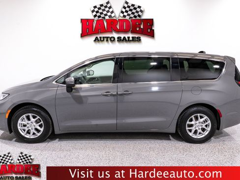 Used 2023 Chrysler Pacifica Touring-L FWD image 1