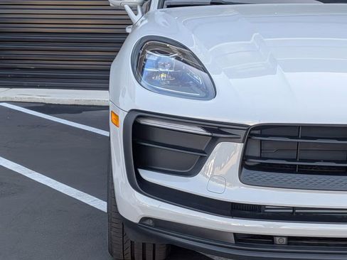 Certified 2025 Porsche Macan AWD/4WD image 13
