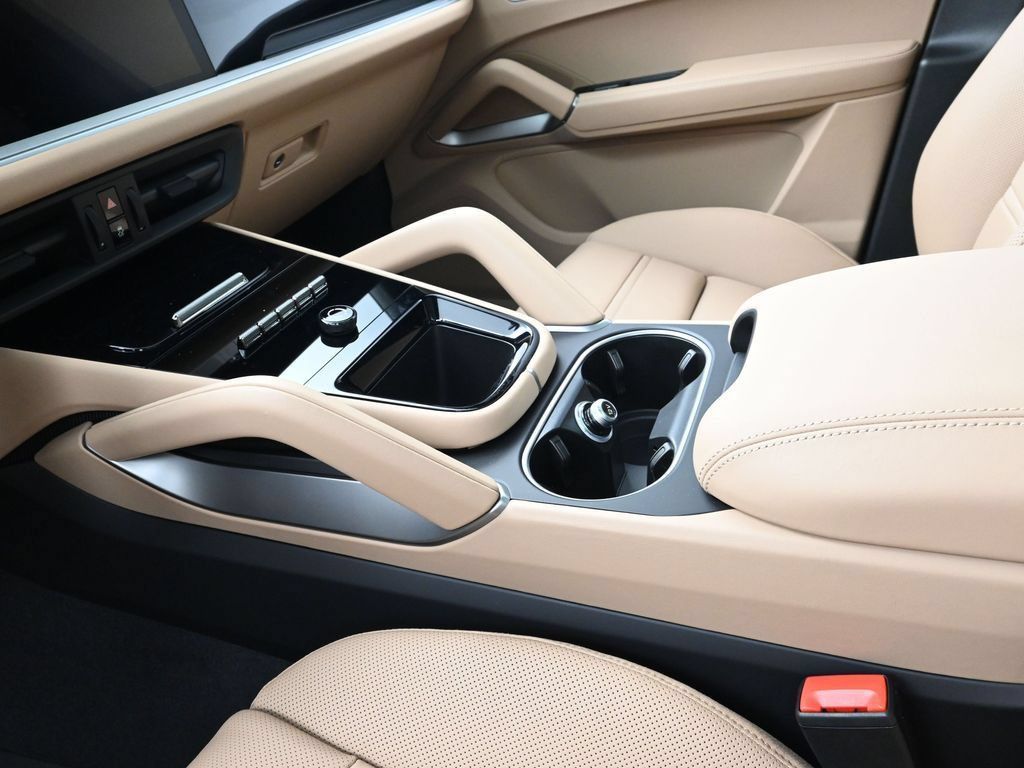 Certified 2026 Porsche Cayenne E-Hybrid Coupe AWD/4WD image 22
