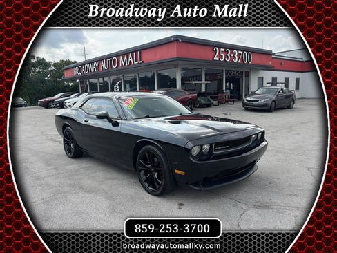Used 2014 Dodge Challenger SXT RWD image 1