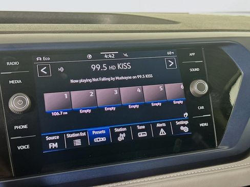 Used 2024 Volkswagen Taos SE image 21