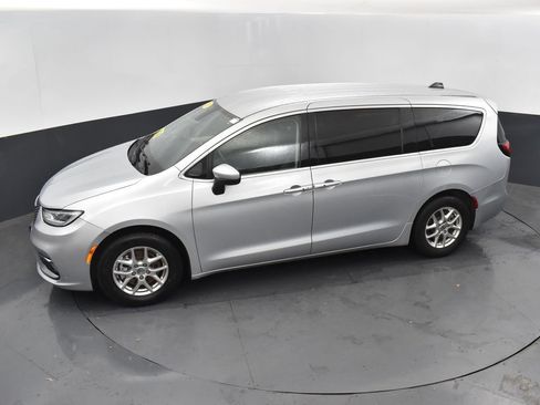 Used 2023 Chrysler Pacifica Touring-L FWD image 39