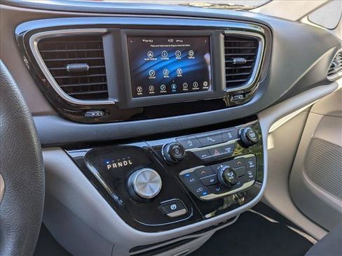 Used 2018 Chrysler Pacifica LX w/ Tire & Wheel Group FWD image 14