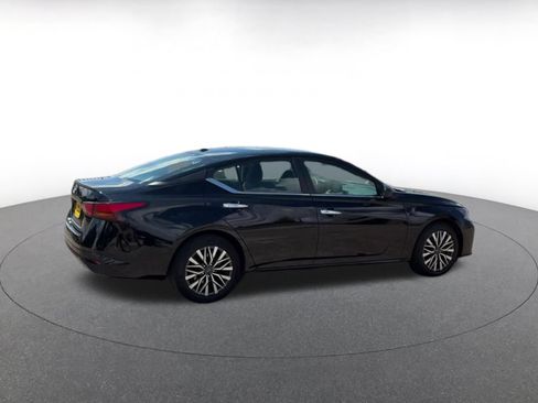 Used 2025 Nissan Altima 2.5 SV FWD image 11