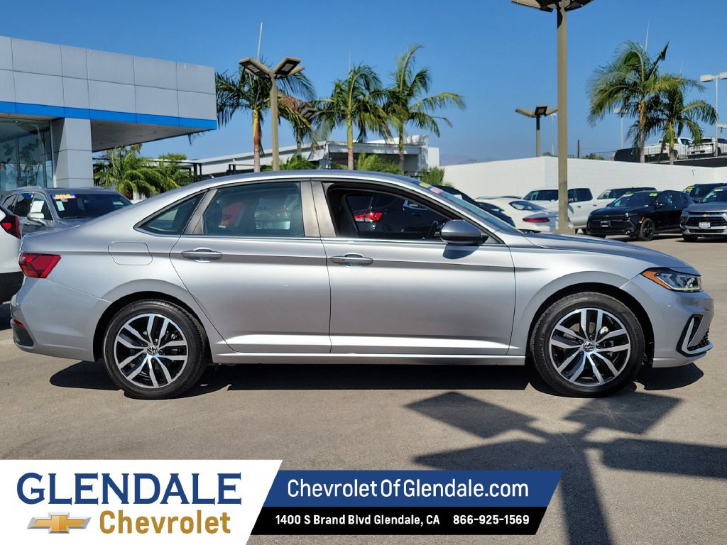 Used 2025 Volkswagen Jetta SE FWD image 2