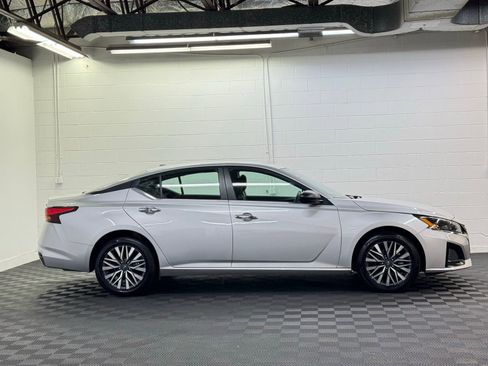 Used 2024 Nissan Altima 2.5 SV image 4