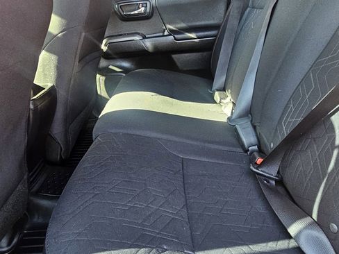 Used 2017 Toyota Tacoma TRD Off-Road image 10