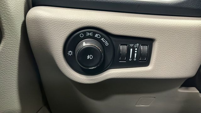 Used 2024 Chrysler Pacifica Touring-L FWD image 33