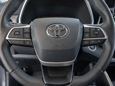 Used 2024 Toyota Highlander XLE AWD/4WD image 25