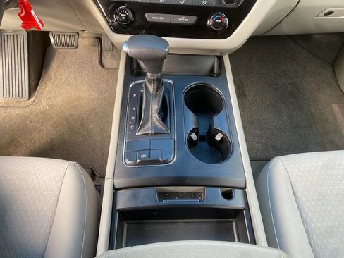 Used 2018 Kia Sedona L image 18