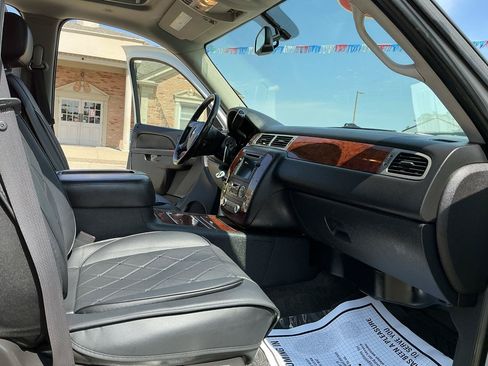 Used 2011 Chevrolet Tahoe LTZ RWD image 22