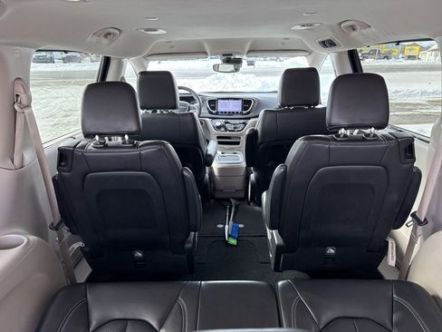 Used 2024 Chrysler Pacifica Touring-L image 21