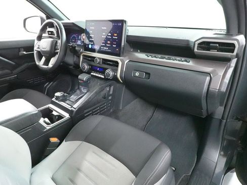 Used 2025 Toyota Tacoma TRD Off-Road image 31