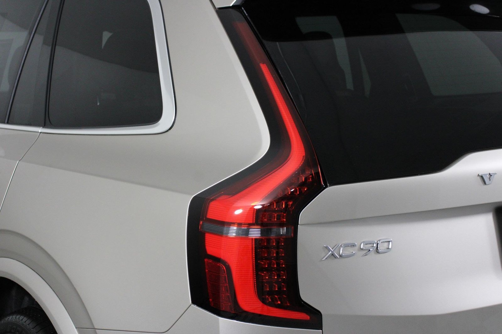 New 2026 Volvo XC90 T8 Plus w/ Protection Package Premier AWD/4WD image 15
