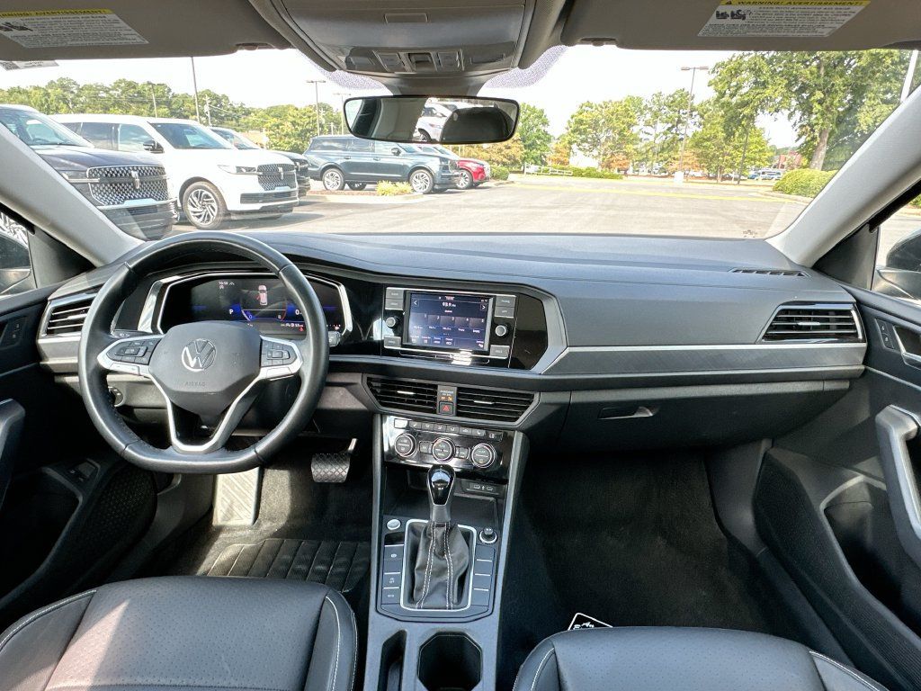 Used 2024 Volkswagen Jetta SE FWD image 3