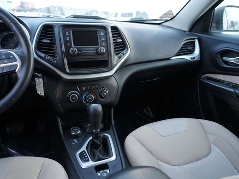 Used 2017 Jeep Cherokee Sport image 21