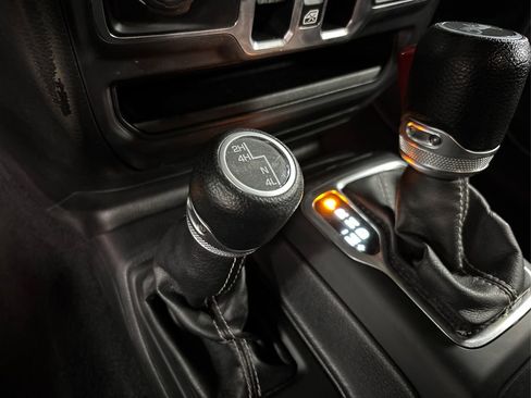 Used 2018 Jeep Wrangler Unlimited Sahara image 33