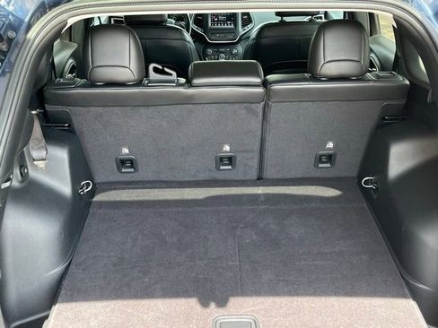 Used 2020 Jeep Cherokee Latitude Plus w/ Cold Weather Group AWD/4WD image 27