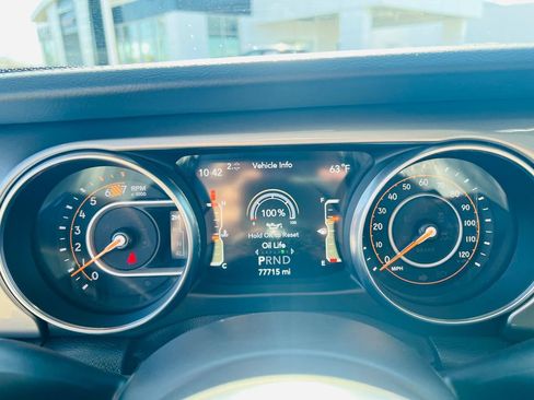 Used 2018 Jeep Wrangler Unlimited Sahara w/ Uconnect 4C Nav & Sound Group image 23