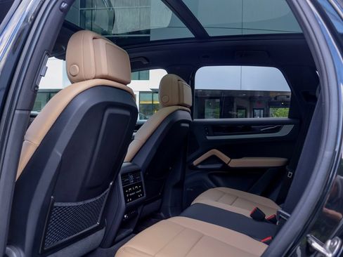 Certified 2025 Porsche Cayenne AWD/4WD image 7