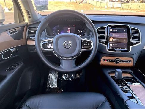 Used 2023 Volvo XC90 B5 Plus image 8