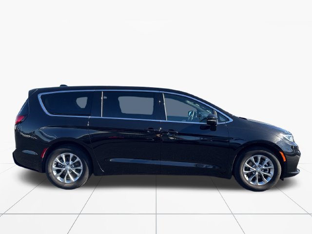 Used 2026 Chrysler Pacifica Limited FWD image 7
