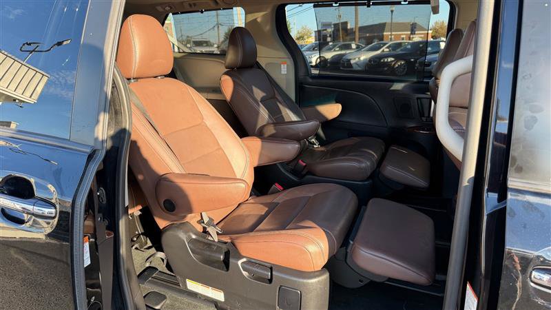 Used 2017 Toyota Sienna Limited Premium FWD image 40