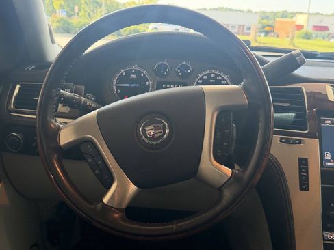 Used 2011 Cadillac Escalade Platinum AWD/4WD image 14