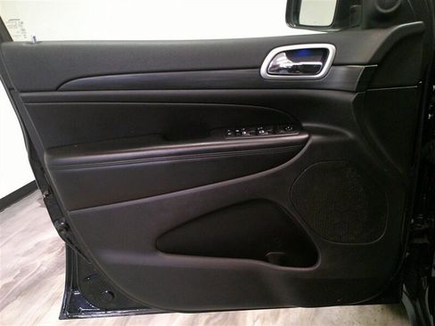 Used 2019 Jeep Grand Cherokee Laredo image 32