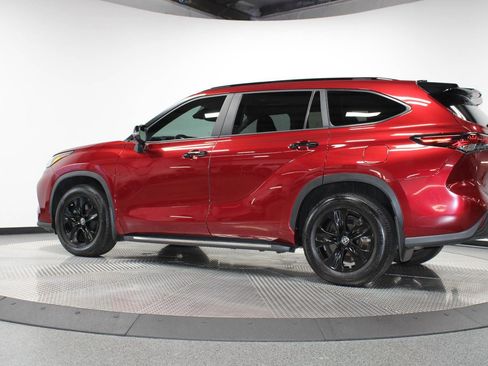 Used 2024 Toyota Highlander XLE image 7