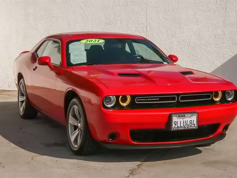 Used 2021 Dodge Challenger SXT image 3