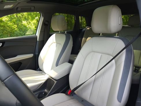 Used 2023 Audi Q4 e-tron Premium w/ Convenience Package image 12