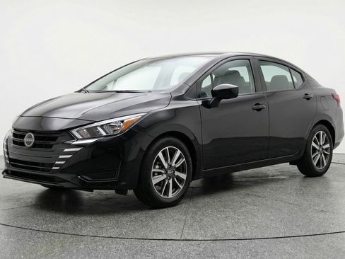 Used 2025 Nissan Versa SV image 3