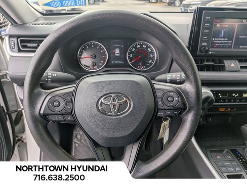 Used 2021 Toyota RAV4 LE image 7