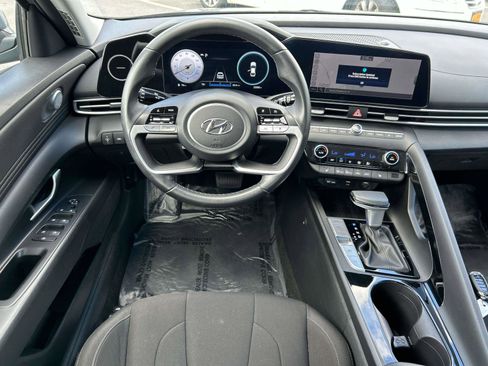 Used 2023 Hyundai Elantra SEL w/ Convenience Package image 9