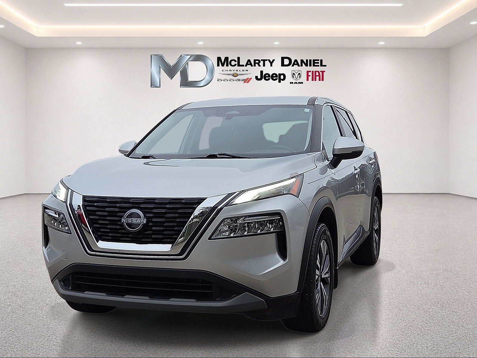 Used 2023 Nissan Rogue SV FWD image 2