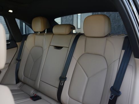Certified 2025 Porsche Macan AWD/4WD image 32