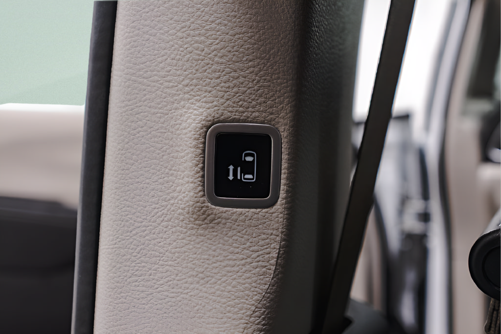 Used 2024 Chrysler Pacifica Touring-L FWD image 31