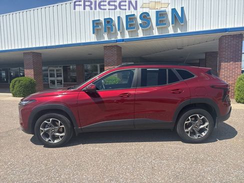 Used 2024 Chevrolet Trax LT w/ Driver Confidence Package FWD image 2