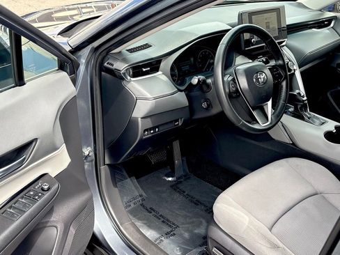 Used 2023 Toyota Venza LE AWD/4WD image 9