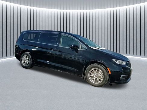 Used 2024 Chrysler Pacifica Touring-L image 3