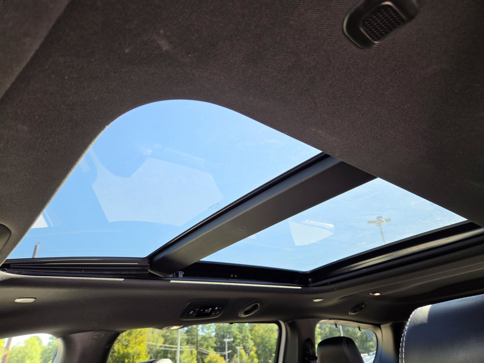 Used 2025 Chrysler Pacifica Limited FWD image 30