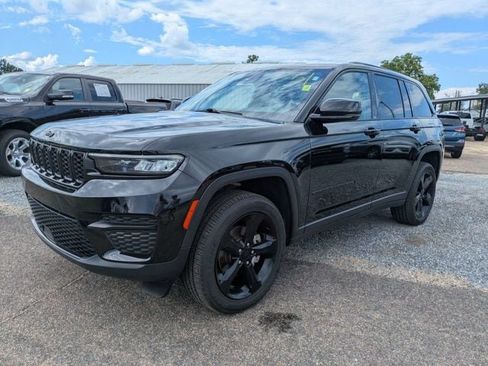 Used 2025 Jeep Grand Cherokee Altitude AWD/4WD image 7