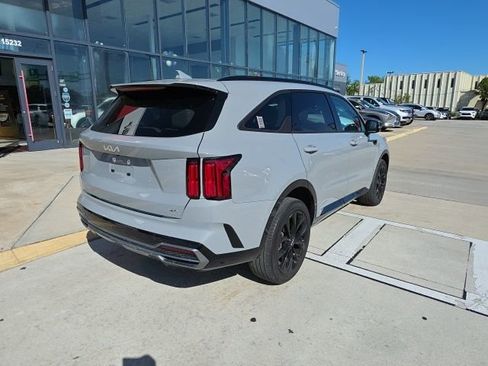Used 2023 Kia Sorento SX image 4