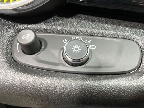 Used 2025 Chevrolet Trax ACTIV w/ Sunroof Package image 15