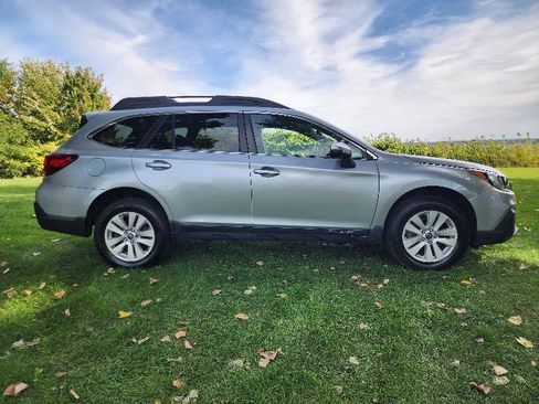 Used 2019 Subaru Outback 2.5i Premium image 7