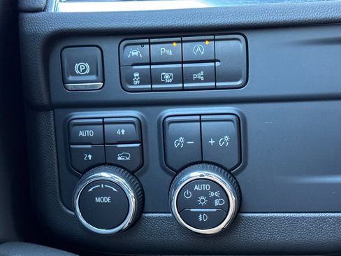 Used 2025 Chevrolet Suburban Premier image 43