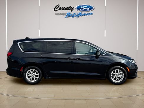 Used 2023 Chrysler Pacifica Touring-L FWD image 13