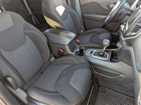 Used 2016 Jeep Cherokee Latitude w/ Cold Weather Group image 13