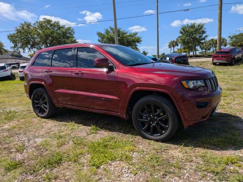 Used 2021 Jeep Grand Cherokee Laredo X RWD image 2